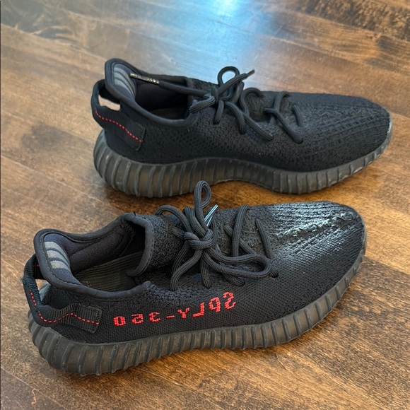 Yeezy Boost 350 black and red men’s size 5 - Picture 1 of 4